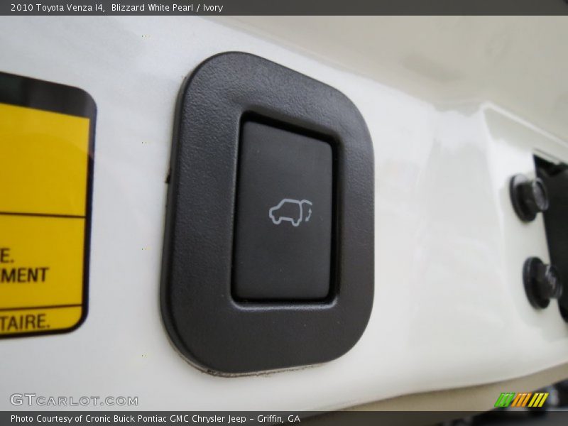 Blizzard White Pearl / Ivory 2010 Toyota Venza I4