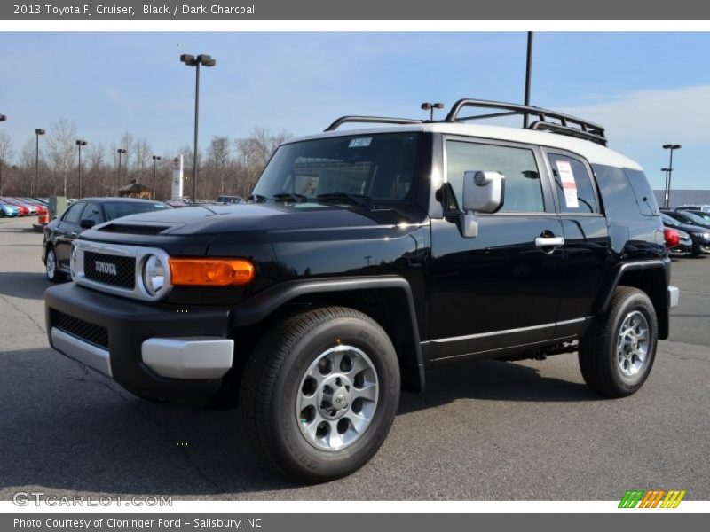 Front 3/4 View of 2013 FJ Cruiser 