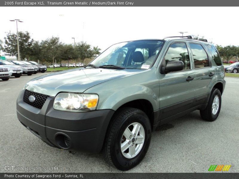 Front 3/4 View of 2005 Escape XLS