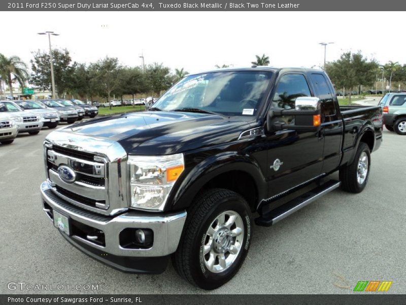 Front 3/4 View of 2011 F250 Super Duty Lariat SuperCab 4x4