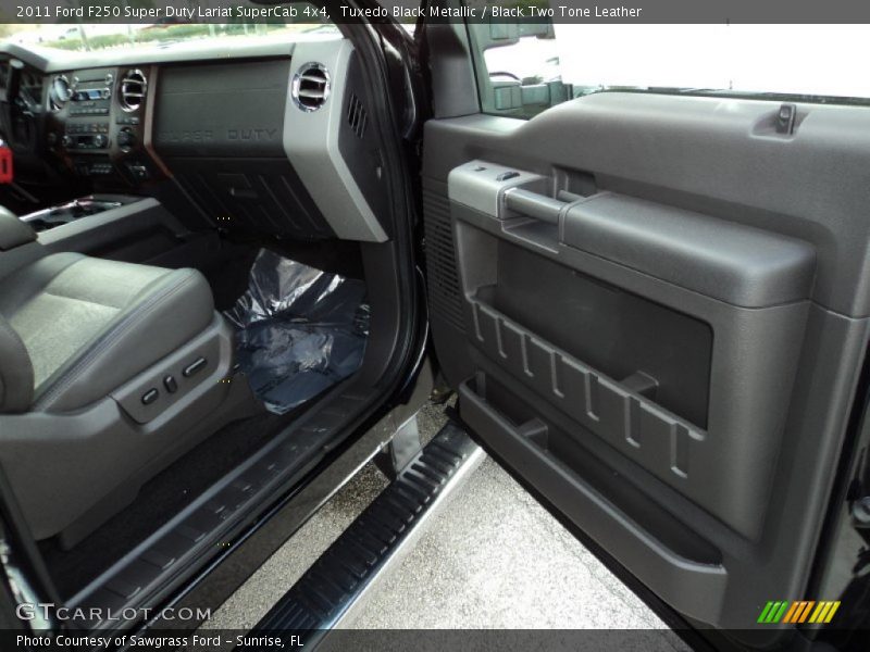 Tuxedo Black Metallic / Black Two Tone Leather 2011 Ford F250 Super Duty Lariat SuperCab 4x4