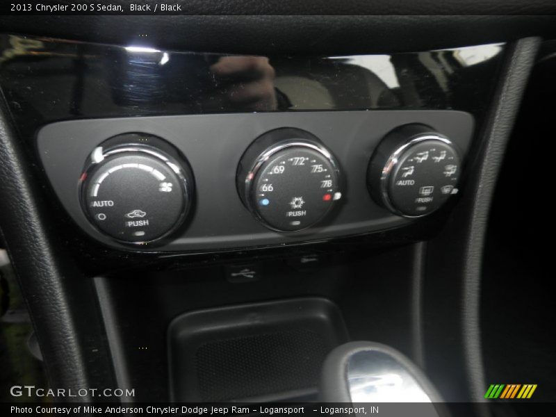 Black / Black 2013 Chrysler 200 S Sedan