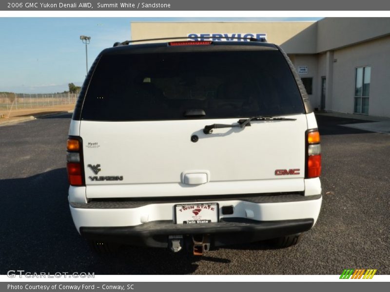 Summit White / Sandstone 2006 GMC Yukon Denali AWD