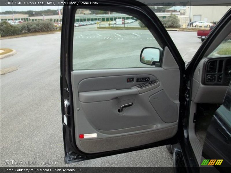 Onyx Black / Stone Gray 2004 GMC Yukon Denali AWD