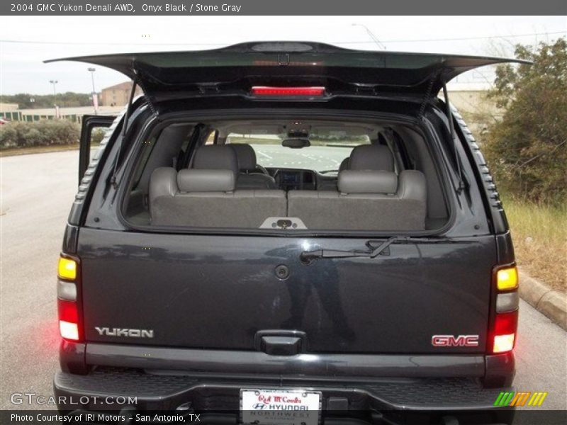 Onyx Black / Stone Gray 2004 GMC Yukon Denali AWD