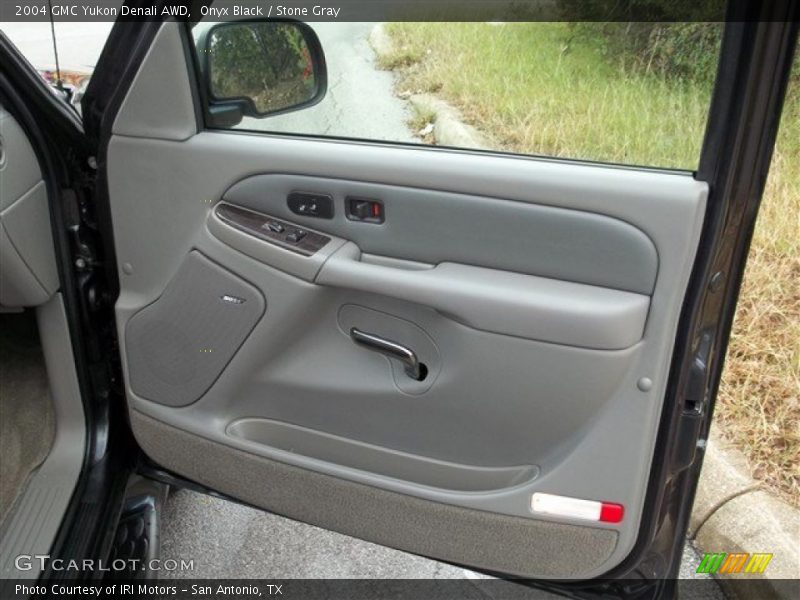 Onyx Black / Stone Gray 2004 GMC Yukon Denali AWD