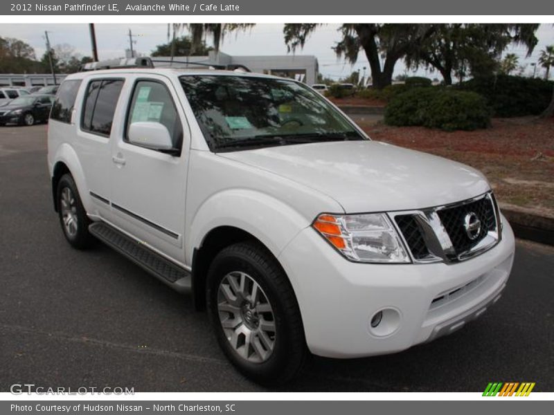 Front 3/4 View of 2012 Pathfinder LE