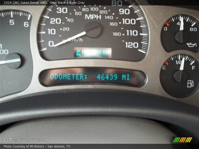 Onyx Black / Stone Gray 2004 GMC Yukon Denali AWD