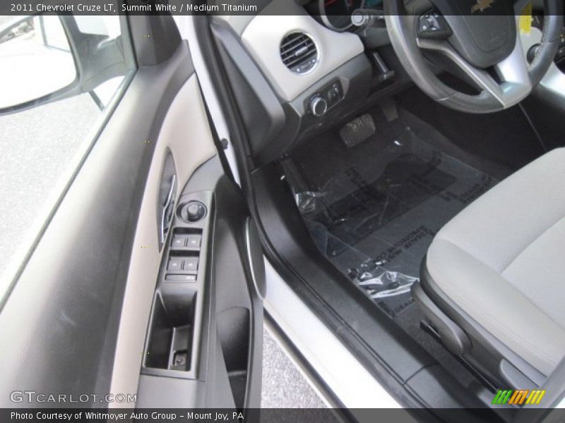 Summit White / Medium Titanium 2011 Chevrolet Cruze LT
