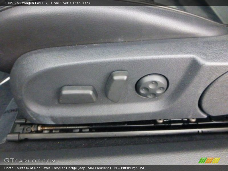 Opal Silver / Titan Black 2009 Volkswagen Eos Lux