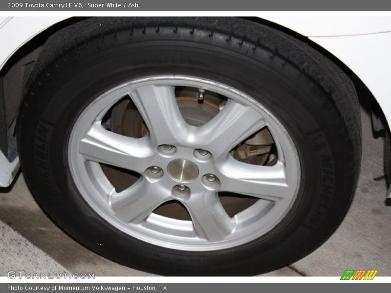 Super White / Ash 2009 Toyota Camry LE V6