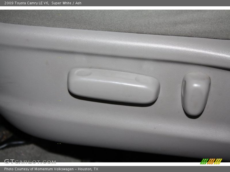 Super White / Ash 2009 Toyota Camry LE V6