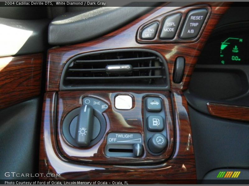 Controls of 2004 DeVille DTS