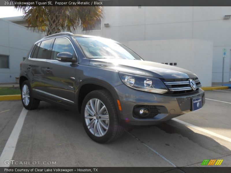 Pepper Gray Metallic / Black 2013 Volkswagen Tiguan SE