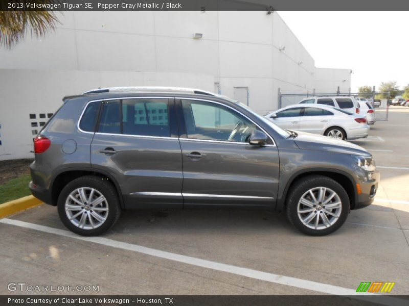 Pepper Gray Metallic / Black 2013 Volkswagen Tiguan SE