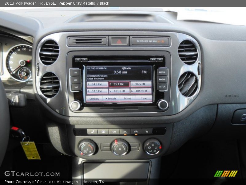 Pepper Gray Metallic / Black 2013 Volkswagen Tiguan SE
