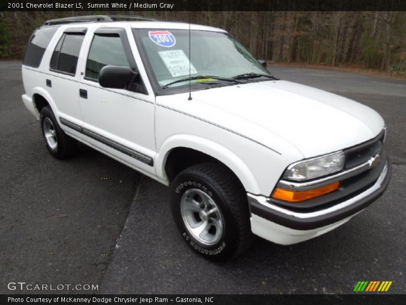 Front 3/4 View of 2001 Blazer LS