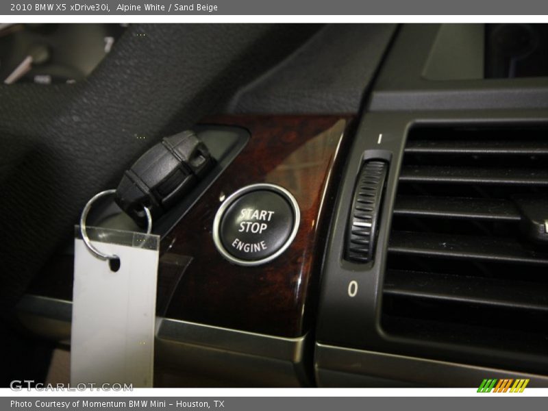 Alpine White / Sand Beige 2010 BMW X5 xDrive30i