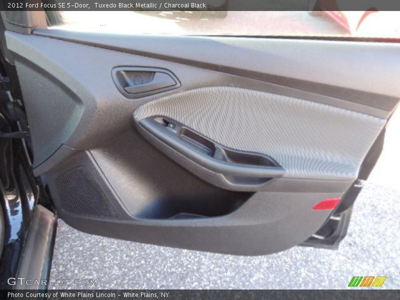 Tuxedo Black Metallic / Charcoal Black 2012 Ford Focus SE 5-Door