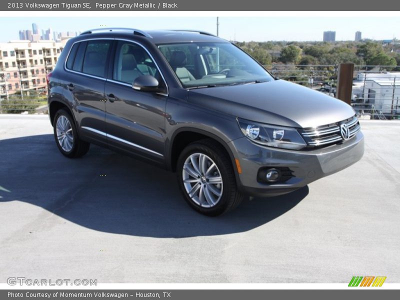 Pepper Gray Metallic / Black 2013 Volkswagen Tiguan SE