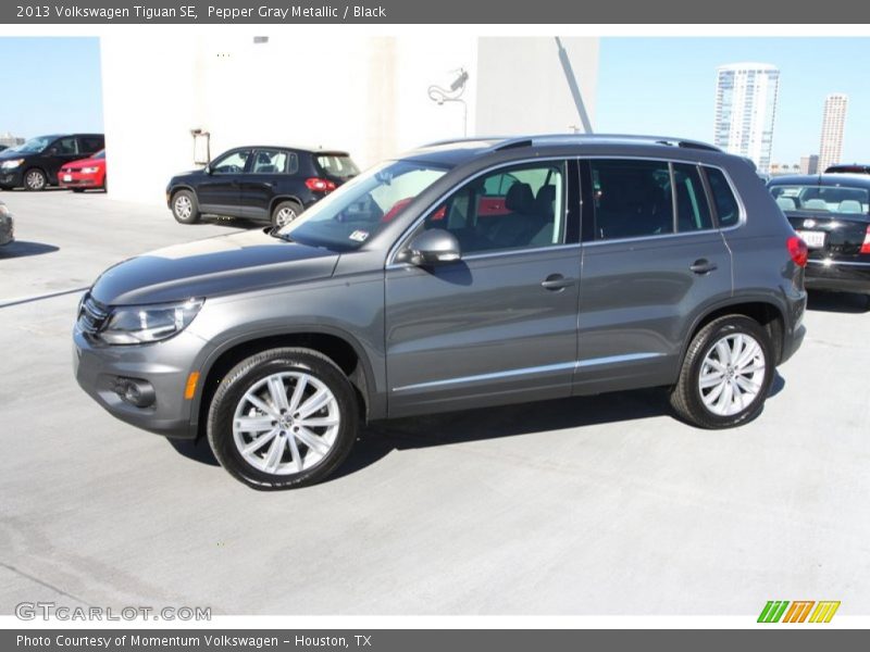Pepper Gray Metallic / Black 2013 Volkswagen Tiguan SE