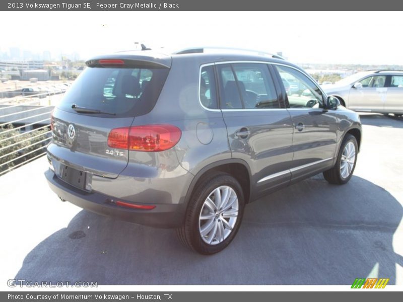 Pepper Gray Metallic / Black 2013 Volkswagen Tiguan SE