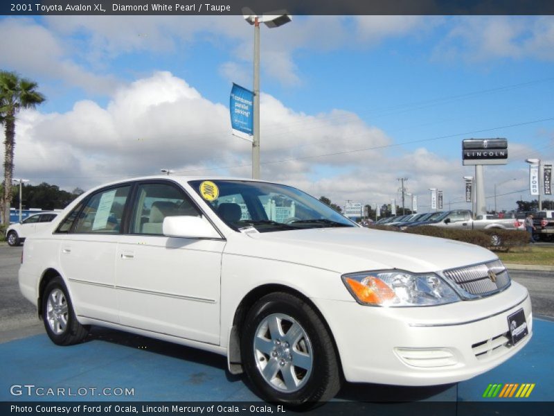 Front 3/4 View of 2001 Avalon XL