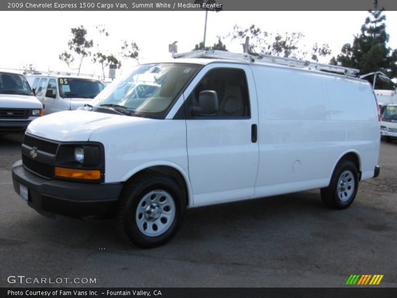 Front 3/4 View of 2009 Express 1500 Cargo Van