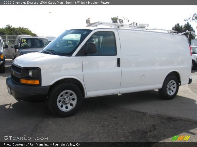 Front 3/4 View of 2009 Express 1500 Cargo Van