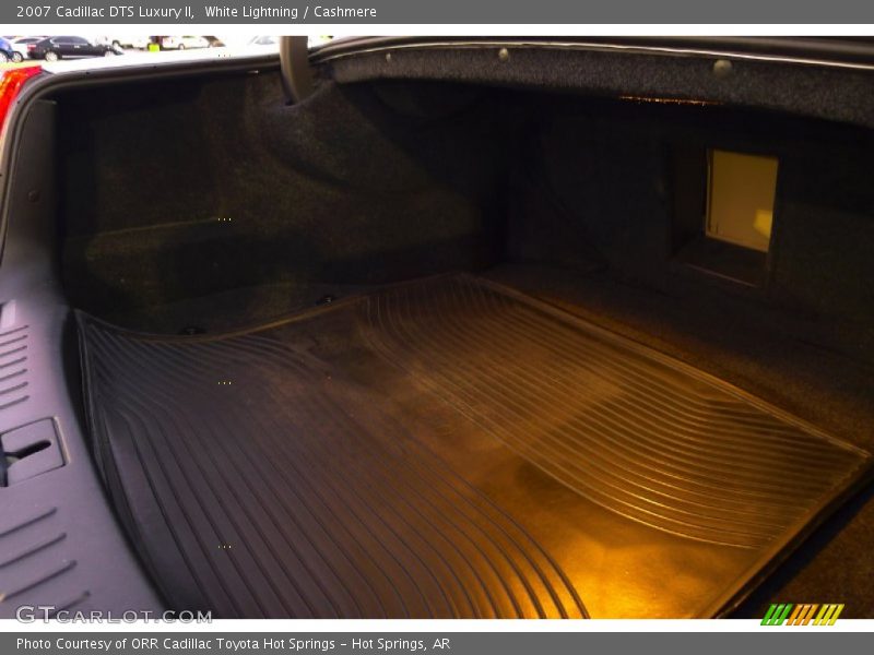 White Lightning / Cashmere 2007 Cadillac DTS Luxury II