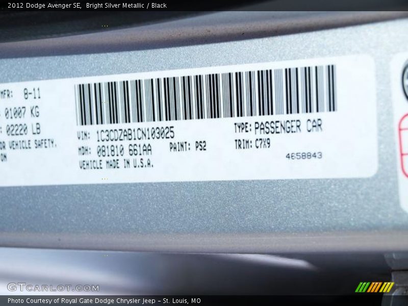 Bright Silver Metallic / Black 2012 Dodge Avenger SE