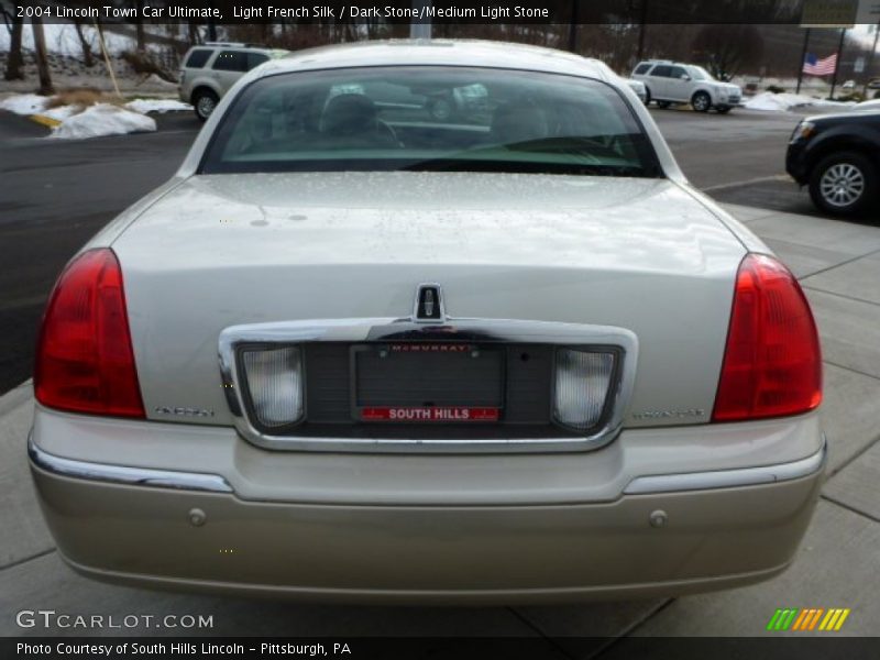 Light French Silk / Dark Stone/Medium Light Stone 2004 Lincoln Town Car Ultimate