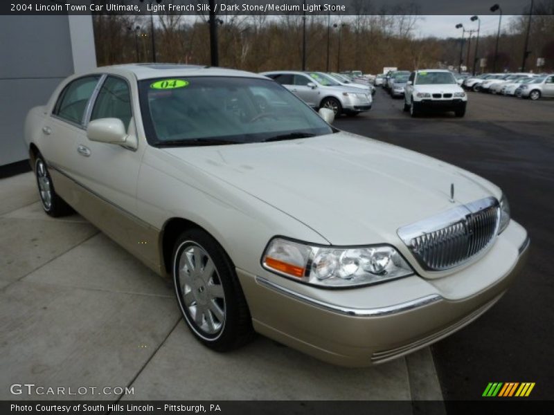 Front 3/4 View of 2004 Town Car Ultimate
