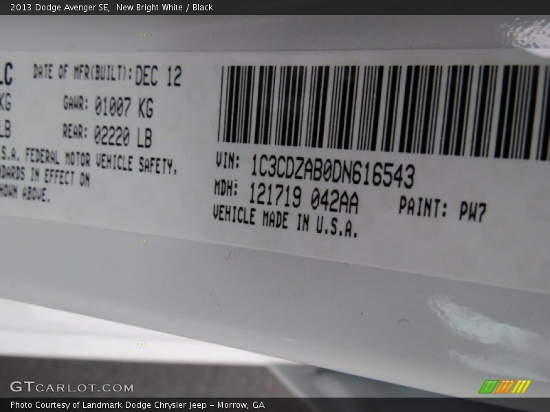 New Bright White / Black 2013 Dodge Avenger SE