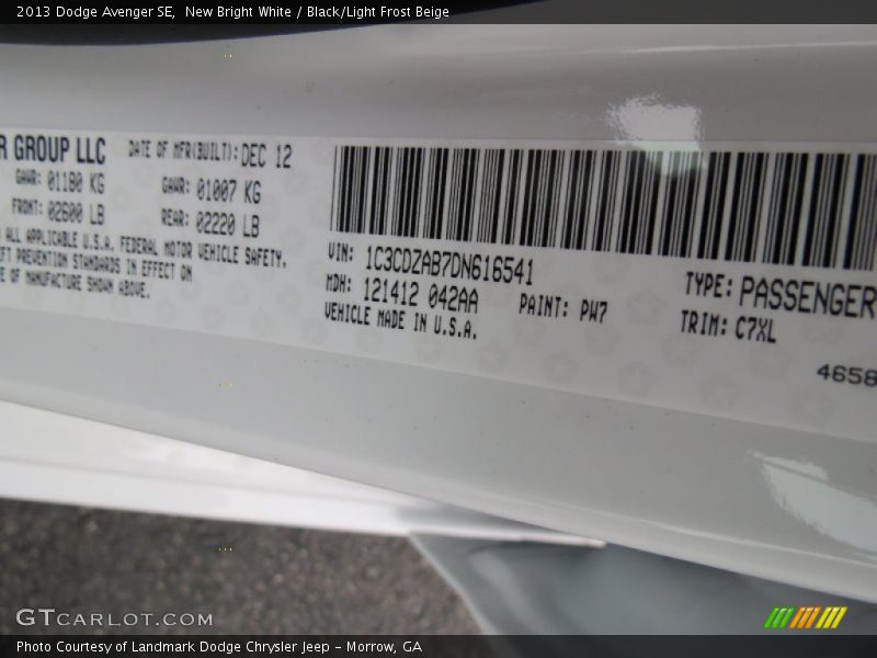 New Bright White / Black/Light Frost Beige 2013 Dodge Avenger SE