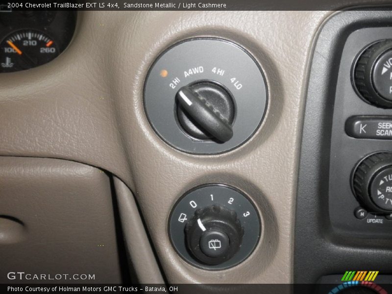 Sandstone Metallic / Light Cashmere 2004 Chevrolet TrailBlazer EXT LS 4x4