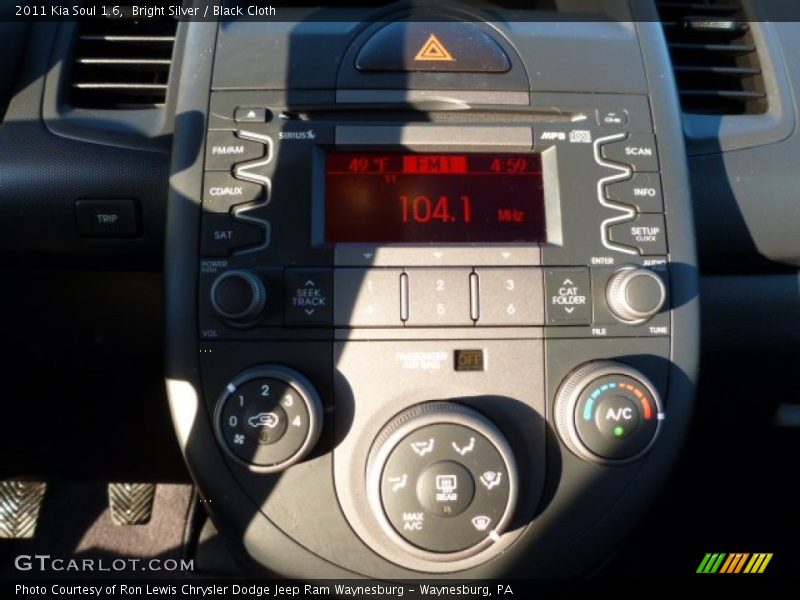 Bright Silver / Black Cloth 2011 Kia Soul 1.6