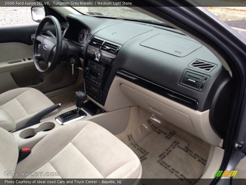 Dashboard of 2006 Fusion SEL V6