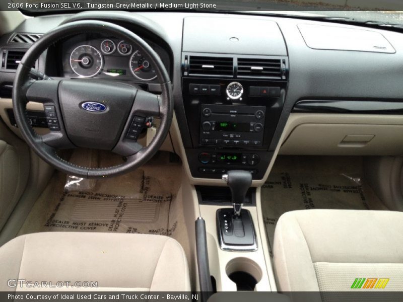 Dashboard of 2006 Fusion SEL V6