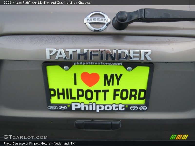 Bronzed Gray Metallic / Charcoal 2002 Nissan Pathfinder LE
