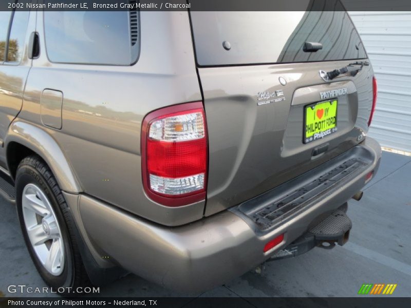 Bronzed Gray Metallic / Charcoal 2002 Nissan Pathfinder LE