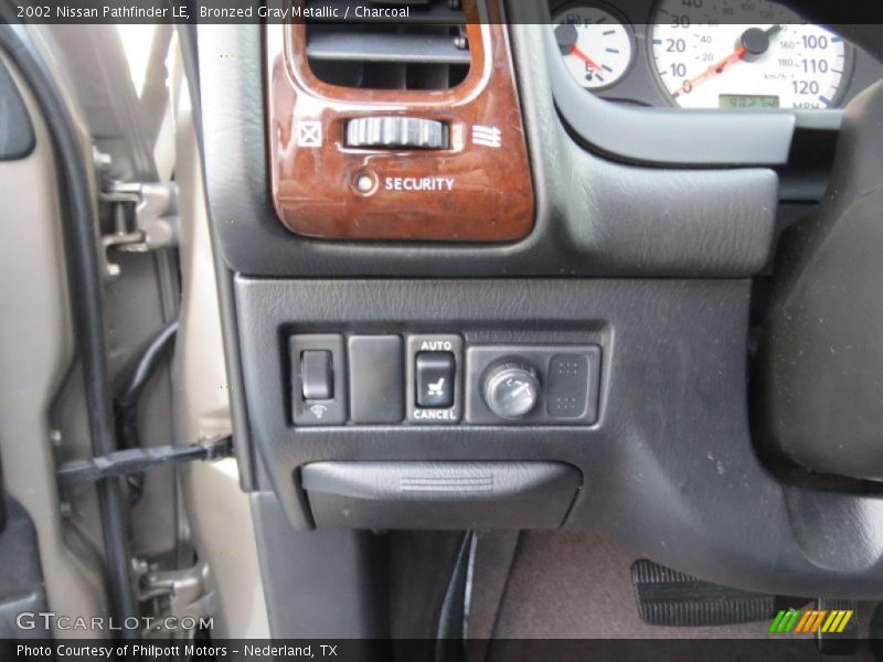 Bronzed Gray Metallic / Charcoal 2002 Nissan Pathfinder LE