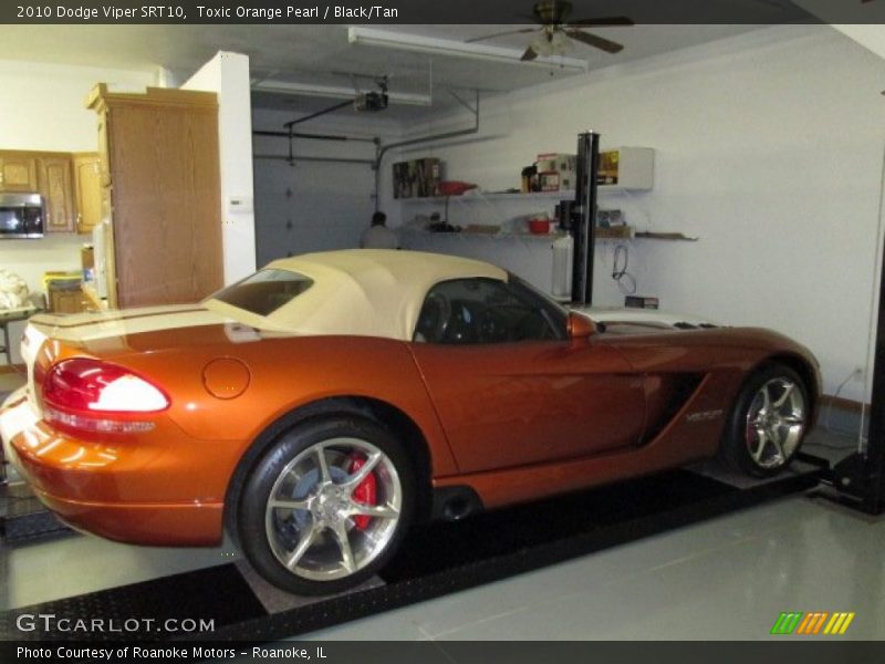 Toxic Orange Pearl / Black/Tan 2010 Dodge Viper SRT10
