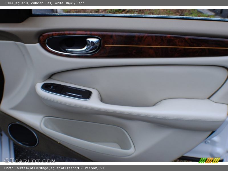 White Onyx / Sand 2004 Jaguar XJ Vanden Plas