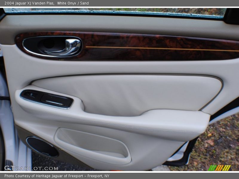 White Onyx / Sand 2004 Jaguar XJ Vanden Plas