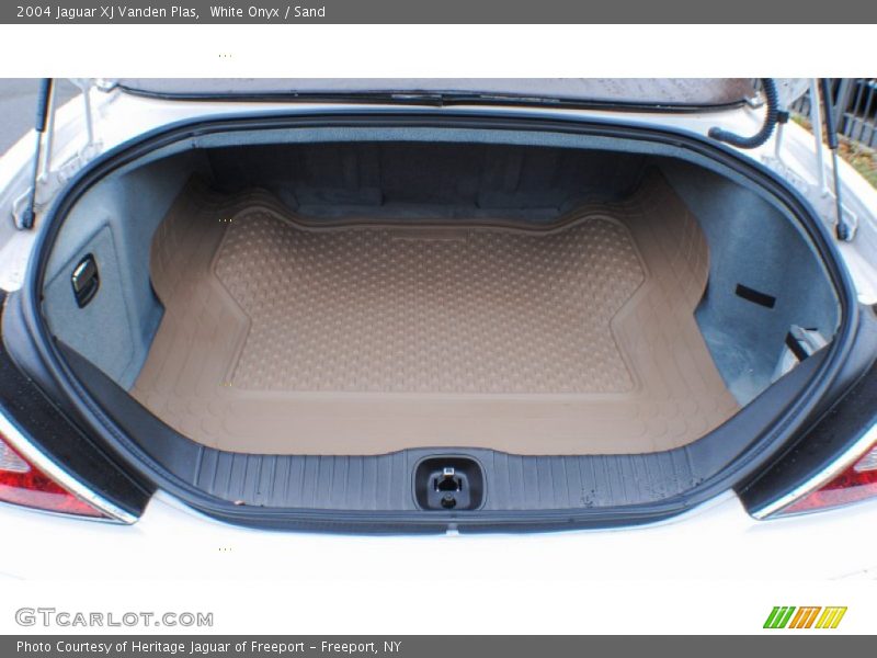 White Onyx / Sand 2004 Jaguar XJ Vanden Plas