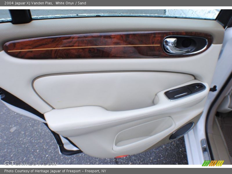 White Onyx / Sand 2004 Jaguar XJ Vanden Plas