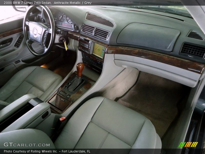 Dashboard of 2000 7 Series 740i Sedan