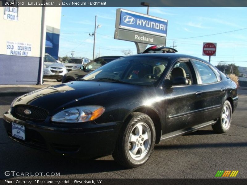 Black / Medium Parchment 2004 Ford Taurus SE Sedan