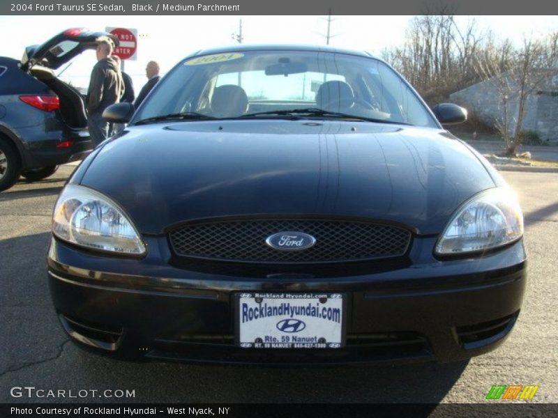 Black / Medium Parchment 2004 Ford Taurus SE Sedan